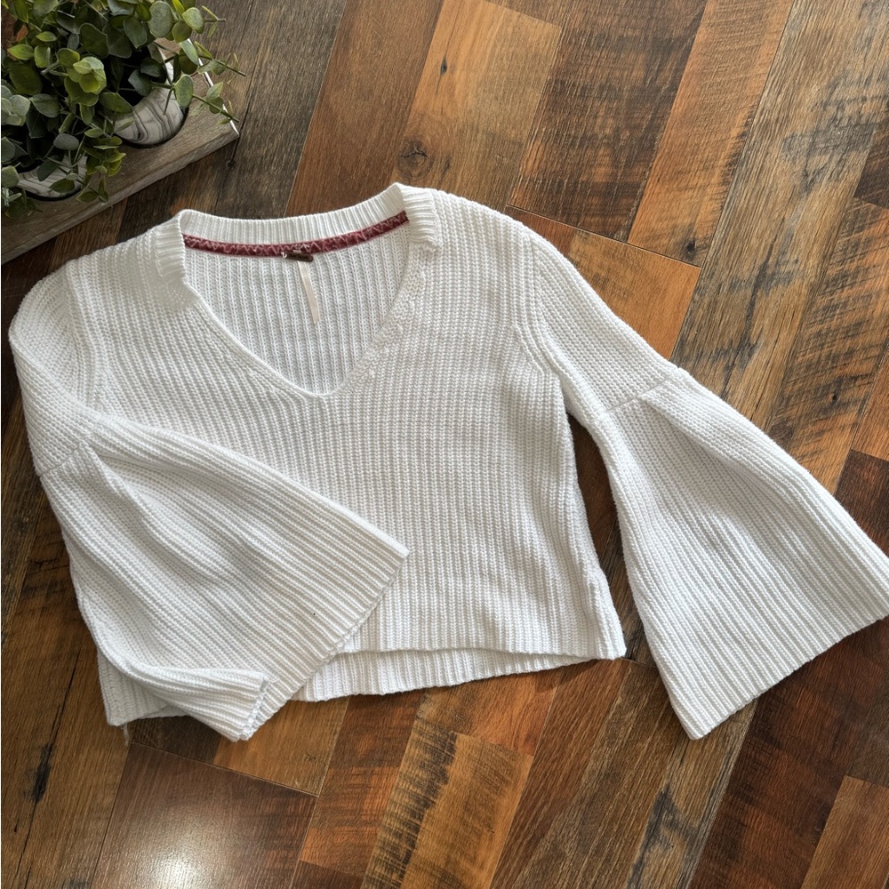 ✨ Free People Bell Sleeve Cropped Sweater – White (Size Small) ✨